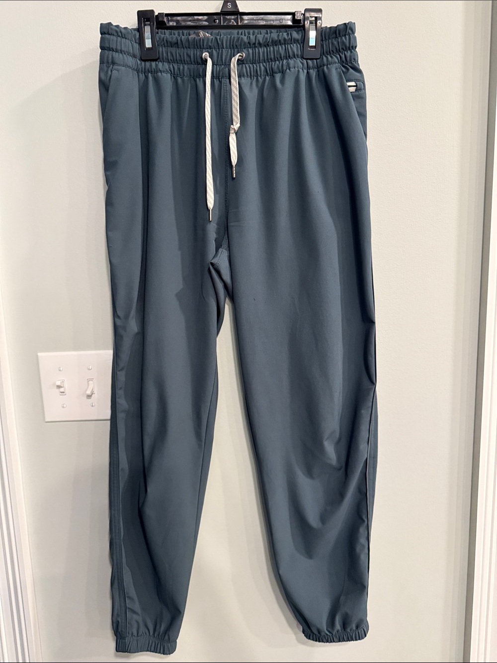 Vuori Women’s Jogger Pants in dark green - Lightweight Drawstring Sweatpants